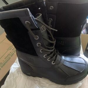 UGG Australia Big Kids Butte lace-up Black Leather Boot US 2/EU 32